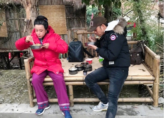 『坐在』刘晓庆近照曝光,67岁的她满头白发,坐在路边端着大盆吃饭!