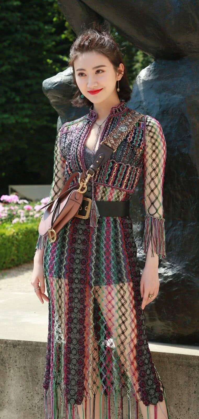 胖了更美！景甜亮相迪奥发布大秀，薄纱裙隐约透出美胸长腿