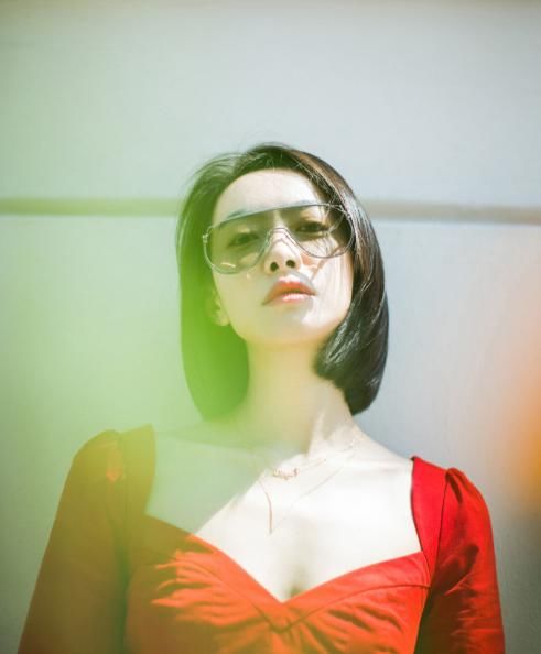 宋茜太拼了！这么低胸的衣服也敢穿出门，网友直呼“太性感”！