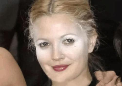 挡不住的尴尬瞬间，口红粘牙都是小事，她的睫毛都掉在脸上