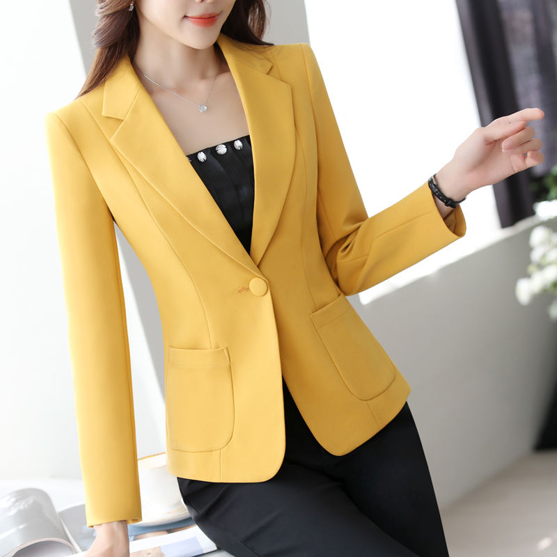 精致女人都不穿裙子了，当下流行穿小西装，入秋后穿正合适