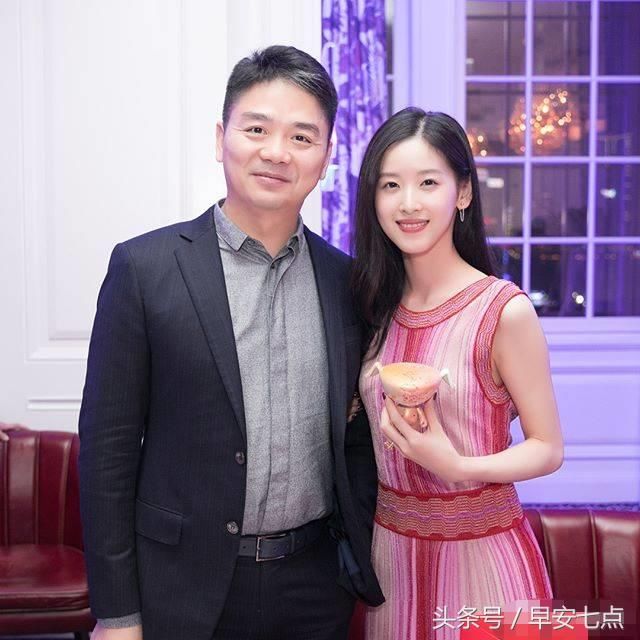 刘强东深夜发文：夸自己媳妇多漂亮，称已经回国，被破不实传闻？