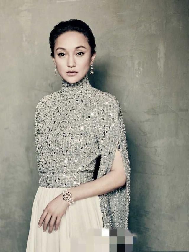 周迅得罪造型师？时尚大片显老十岁，眼睛也失去了往日的灵动感！