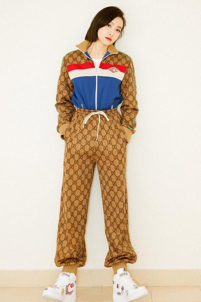 32岁宋茜趴在床上凸显S曲线身材，网友：真是少有的性感啊！