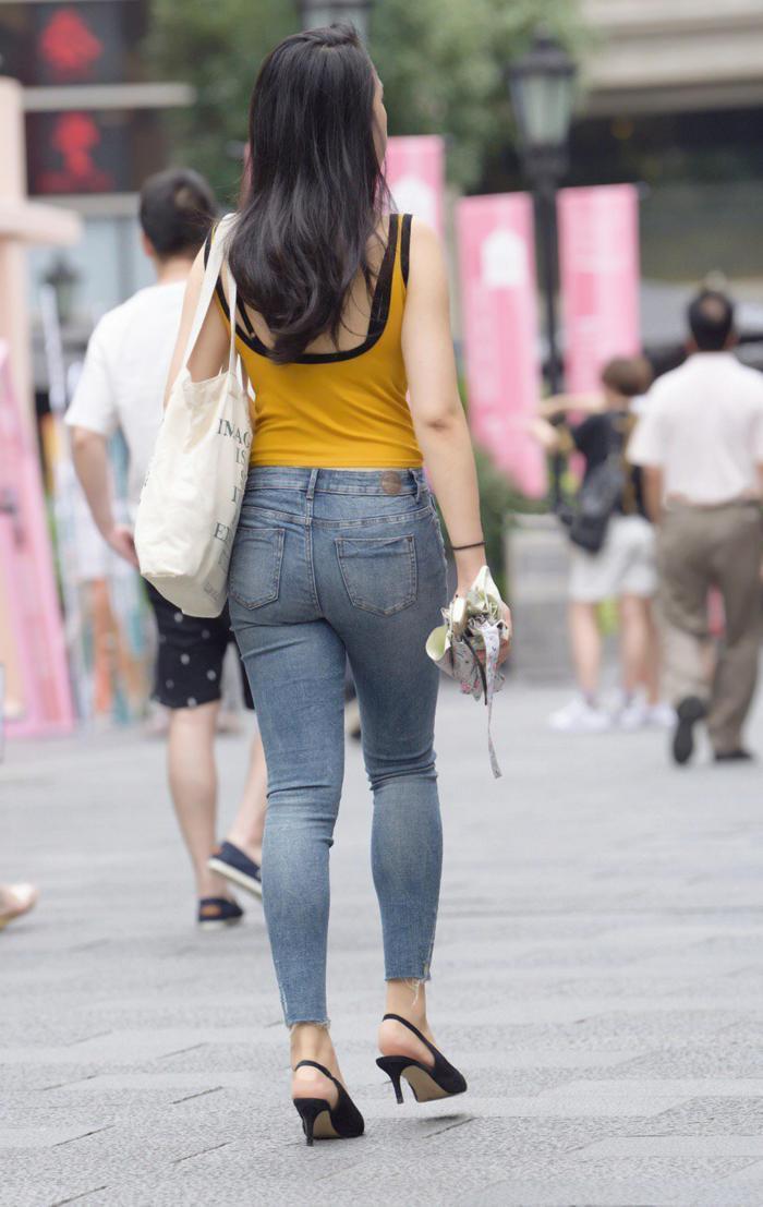 高跟鞋|街拍:这一身穿搭, 穿上高跟鞋不知道该说有个性还是百搭呢?