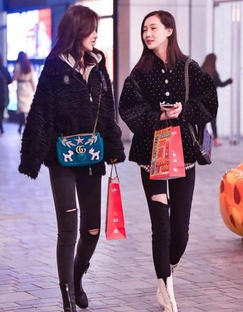  「美女」街拍：螓首蛾眉的美女，一条粉色的连衣裙，青春活力气质