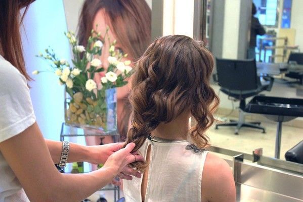 王菲的＂伪短发＂太强了吧，舍不得剪发和她们一样这么玩就对了!