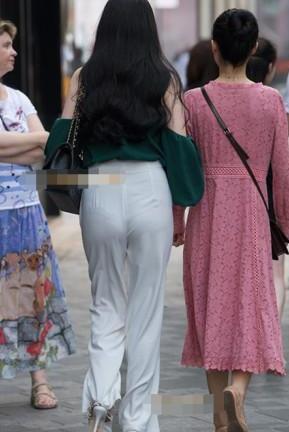 逛街两姐妹白色裤子更显朦胧线条，优雅中透着干练