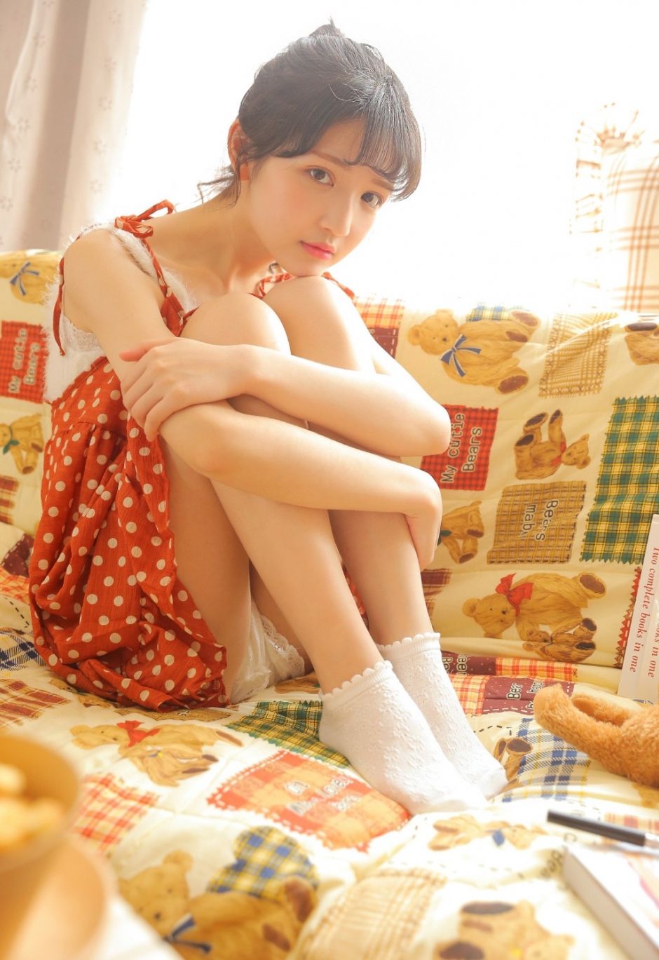 网红甜美美女，吊带香肩美腿写真图片