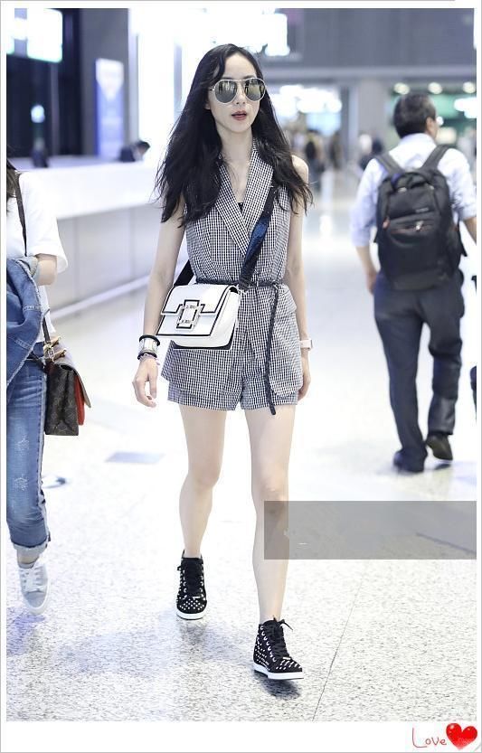 看了冉莹颖的短裤套装，再看看韩雪，才知道身材和气质哪个更重要