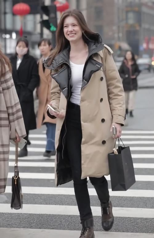  『内衫』外模穿两件羽绒服却敞开穿，露出的内衫亮了，这是冷还是热呢？
