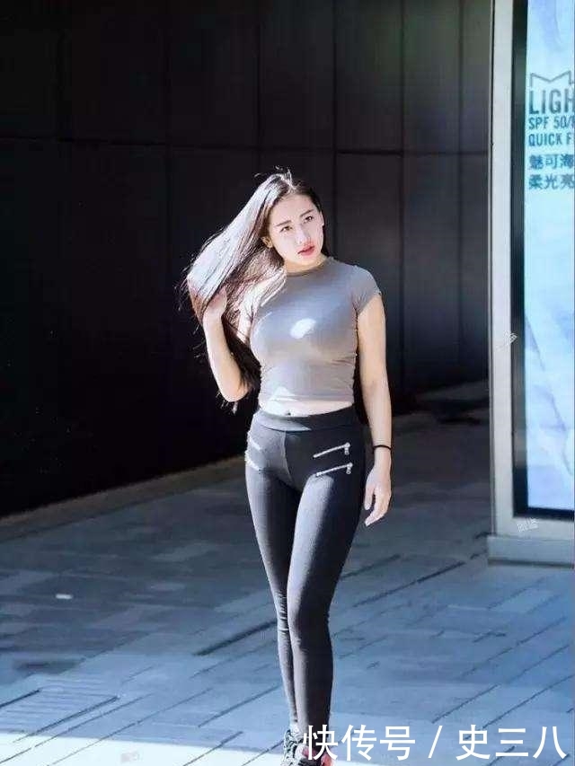  『摄影』街拍美图摄影丰腴的30多岁美妇人, t恤被硬撑出了紧身衣效果！