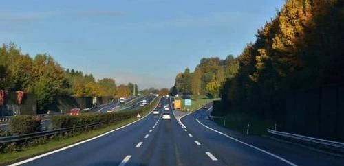  #维修工#高速换备胎被扣12分？维修工给你支一招，不扣分也不罚