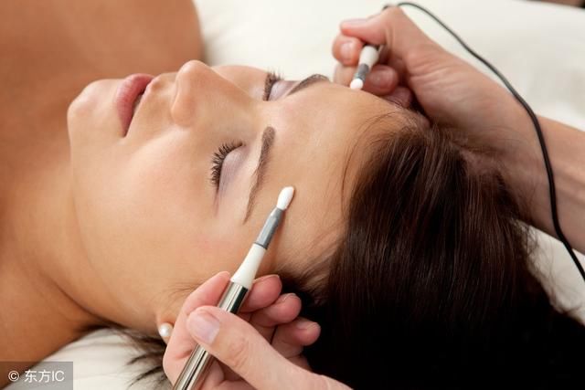 上万螨虫天天在脸上打洞，教你1个“妙招”，把螨虫一点点扼杀！