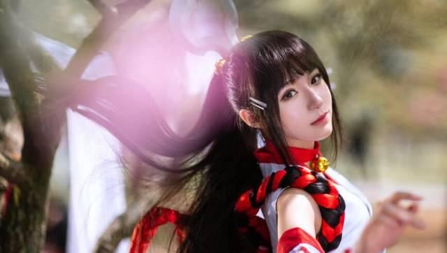  「小姐姐」王者荣耀伽罗cos上线，长箭白袜太美，看一眼就像是真实伤害