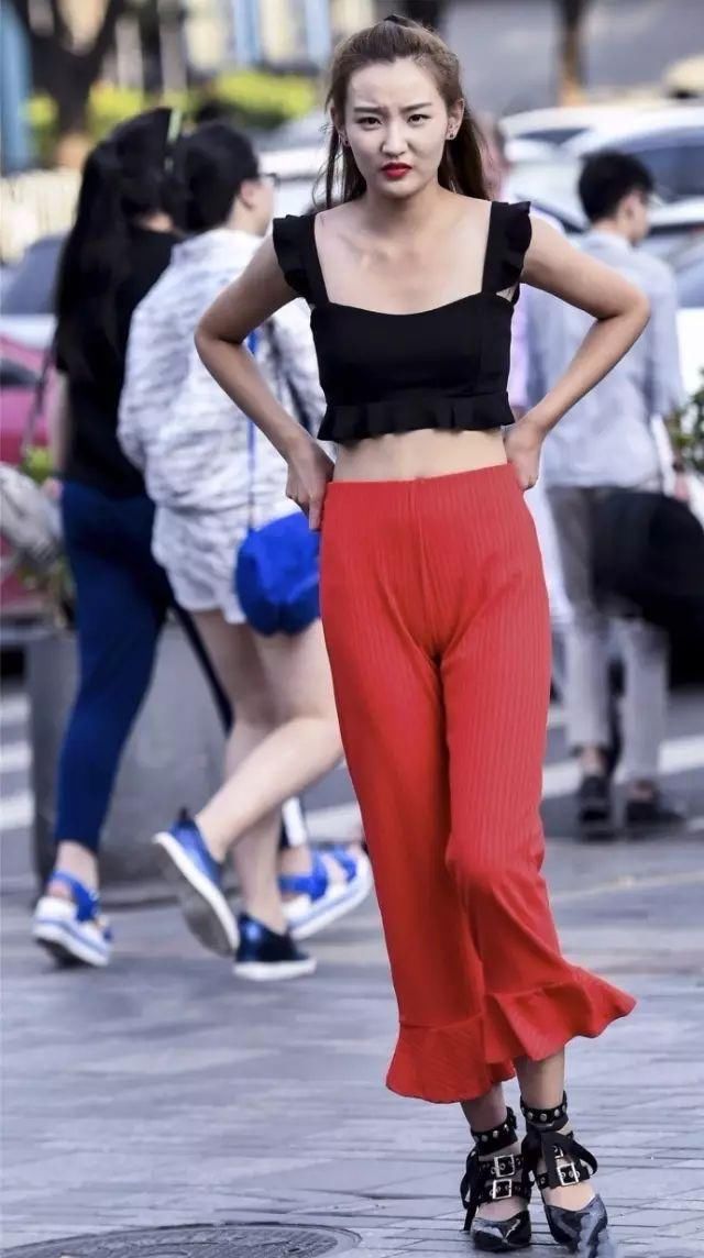 短款吊带抹胸背心搭配阔腿喇叭裤，喜悦活泼非常耀眼