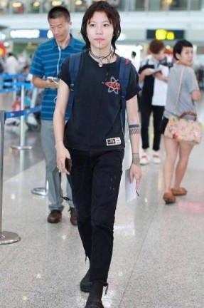 窦靖童大胆放飞自我，竟然越穿越不着调，网友：简直给王菲丢脸！