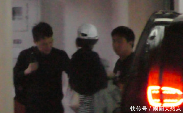 赵丽颖疑似回应“怀孕”风波，但网友的关注点却在她的鞋上，尴尬