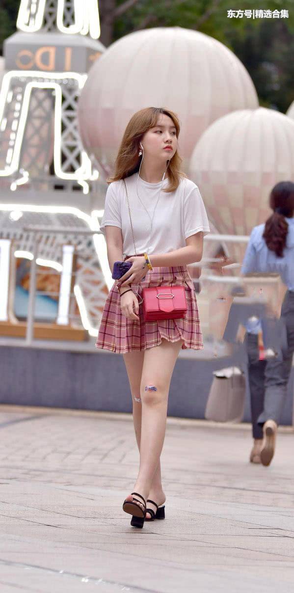 街拍美女：清纯小学妹穿粉色超短裙秀出一双笔直美腿