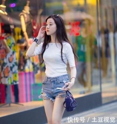 『风范』街拍:般般入画的小姐姐,一条浅蓝色的连衣裙,优雅气质女神风范