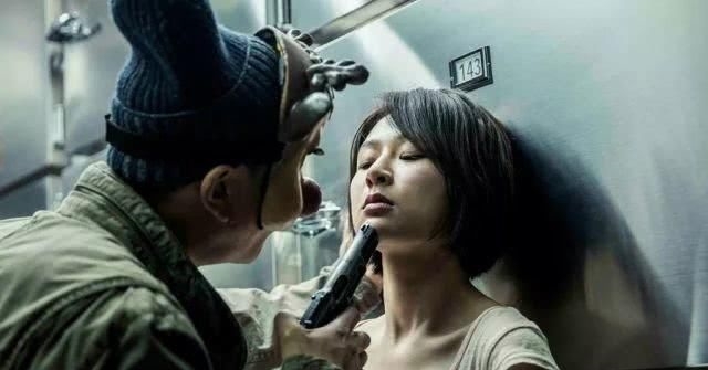『突突突突突突突突突』杨紫机场秀走红!从“长残童星”到实力小花,硬核操作不止一次!