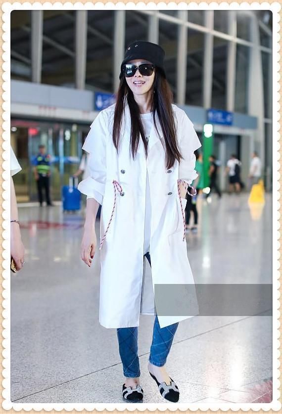 同穿白色风衣裙:35岁蒋欣竟输49岁伊能静，网友:果然瘦才是王道