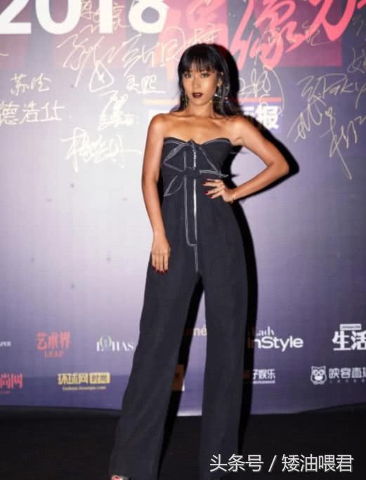 吉克隽逸终于好好穿衣了，却被一双小黑腿抢镜，原来是真黑啊！