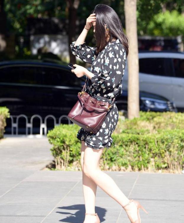 碎花■街拍:优雅端庄的美女,一件碎花衬衫配白色半身裙,气质迷人