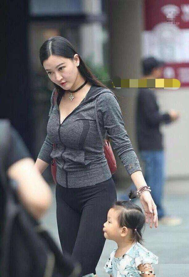 街拍辣妈: 素颜出街的辣妈美女, 丰韵十足, 连花季少女都要羡慕呢