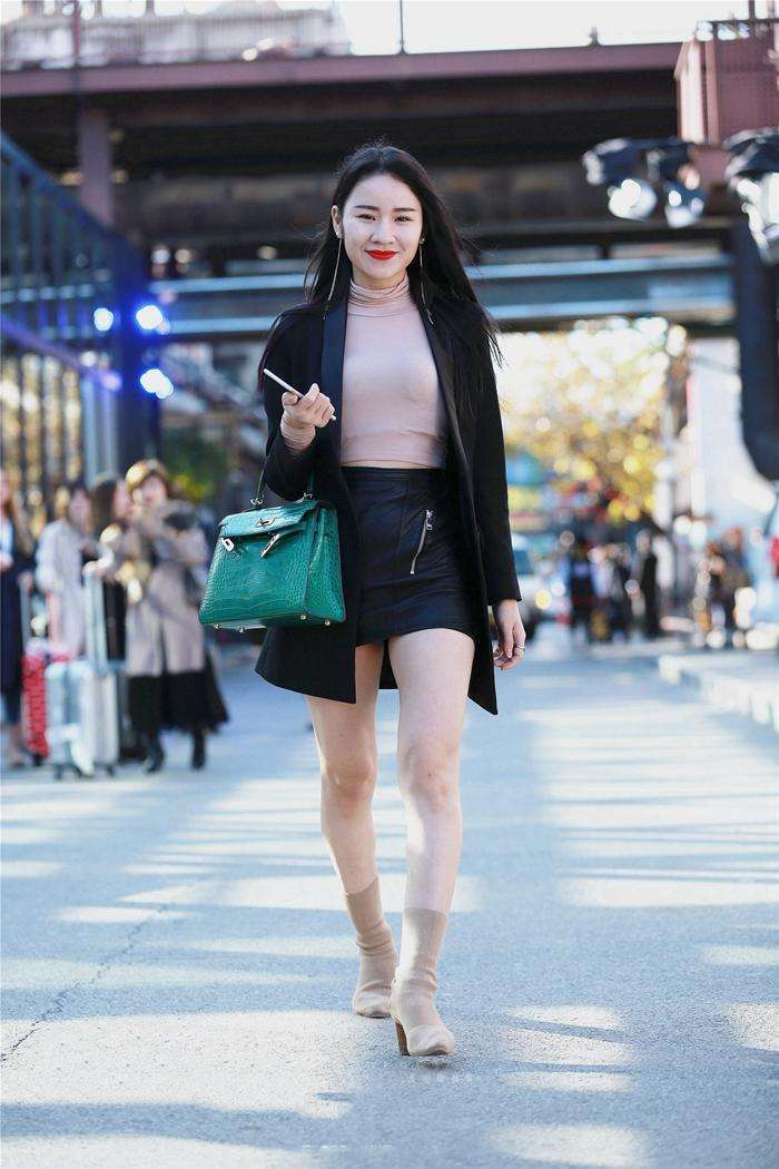 街拍: 气质圆润的女生, 一抹红唇浅笑, 散发着成熟风韵