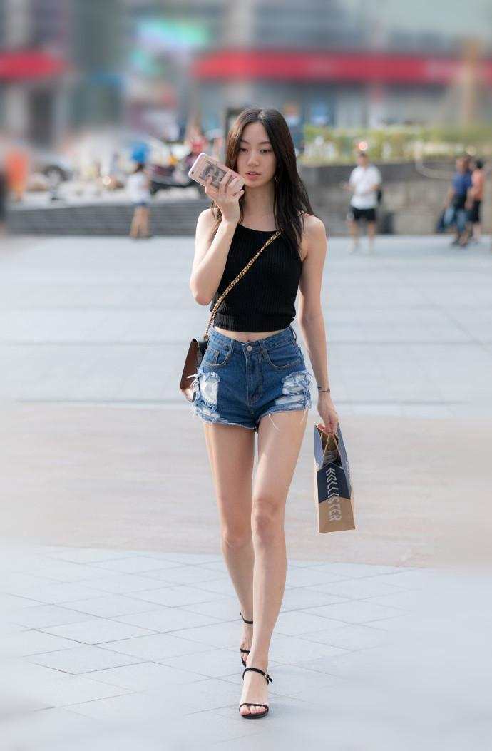 重庆街拍, 黑色系的经典搭配, 为时尚的魅力增添一缕神秘感!