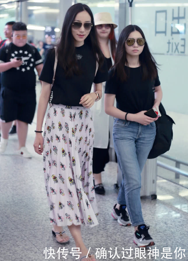 韩雪穿拖鞋现身,意外被高颜值助理抢镜,网友:可以单独出道了!