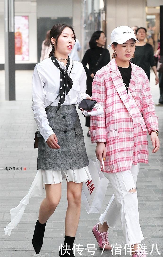 「乍暖还寒」街拍:乍暖还寒,美女爱叠穿