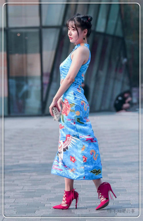 高开旗袍显凹凸有致的好身材，步子还敢迈这么大，真替她担心走光