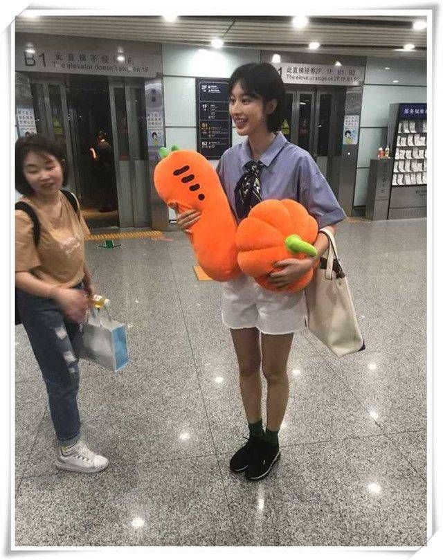 张俪穿白色短裤现身机场，一双大长腿一览无余，脚上的袜子太抢镜