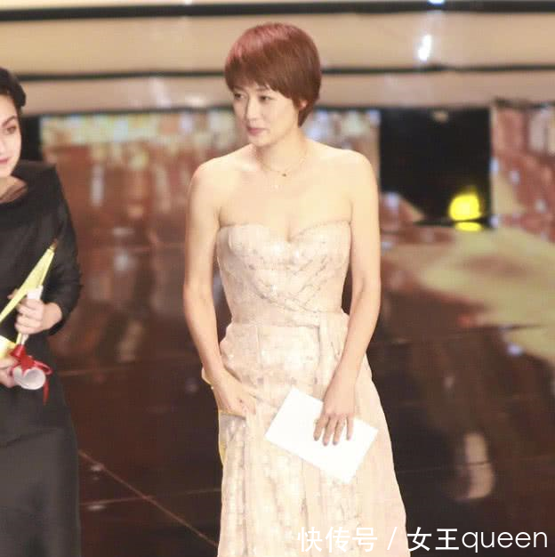马伊琍一袭白色长裙，贵妇气质尽显，网友怎么穿都好看！