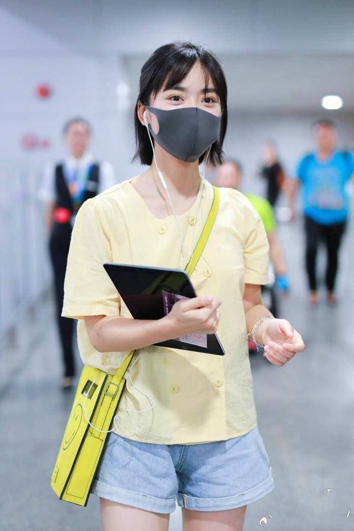 沈月的腿终于细了，机场炫腿，“泥石流”到“清流”的成功转型?