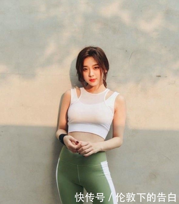  美女@街拍：时尚美女搭配修身打底裤，展现高贵优雅气质，十分亮眼