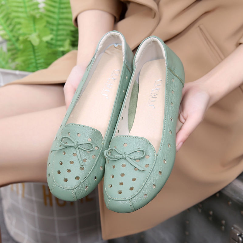 越来越多女人不穿高跟鞋了，现流行洞洞鞋，气质超群还显高