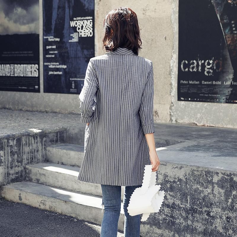 不得不说媳妇真会穿，“港味小西装”搭配牛仔裤，漂亮的清新脱俗