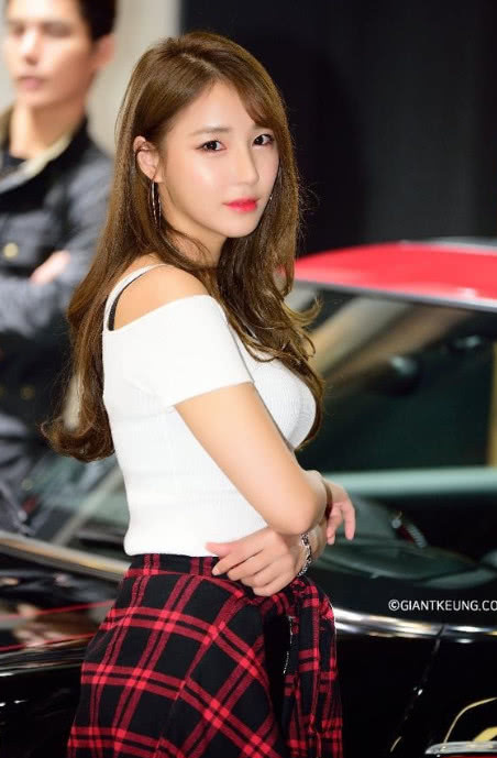 清纯小姐姐火辣红唇迷人知性，随着别人的拍照不停地变换姿势