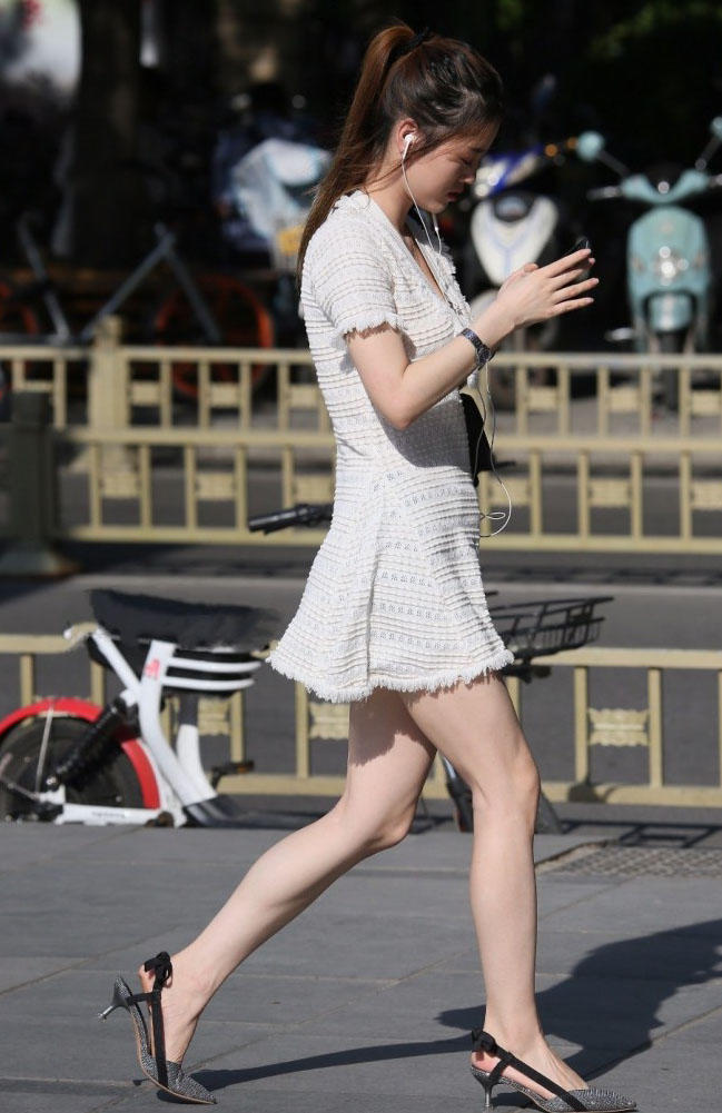 清纯小姐姐穿白色镂空短裙大秀婀娜身姿，而我最关心的还是她这双