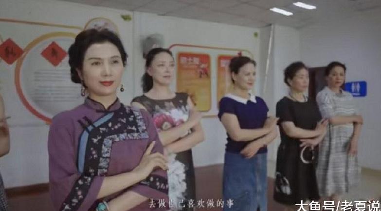 56岁阿姨顽强与病魔抗争 每天化妆穿旗袍 气质优雅美出国际