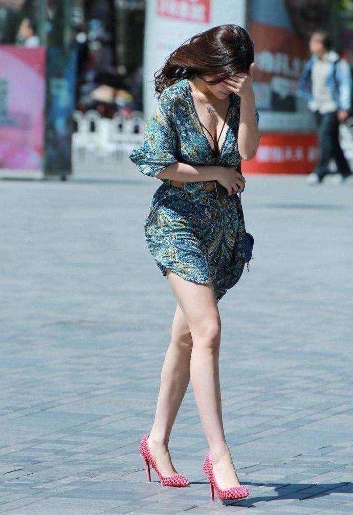街拍美女：大风好像和美女有点过意不去