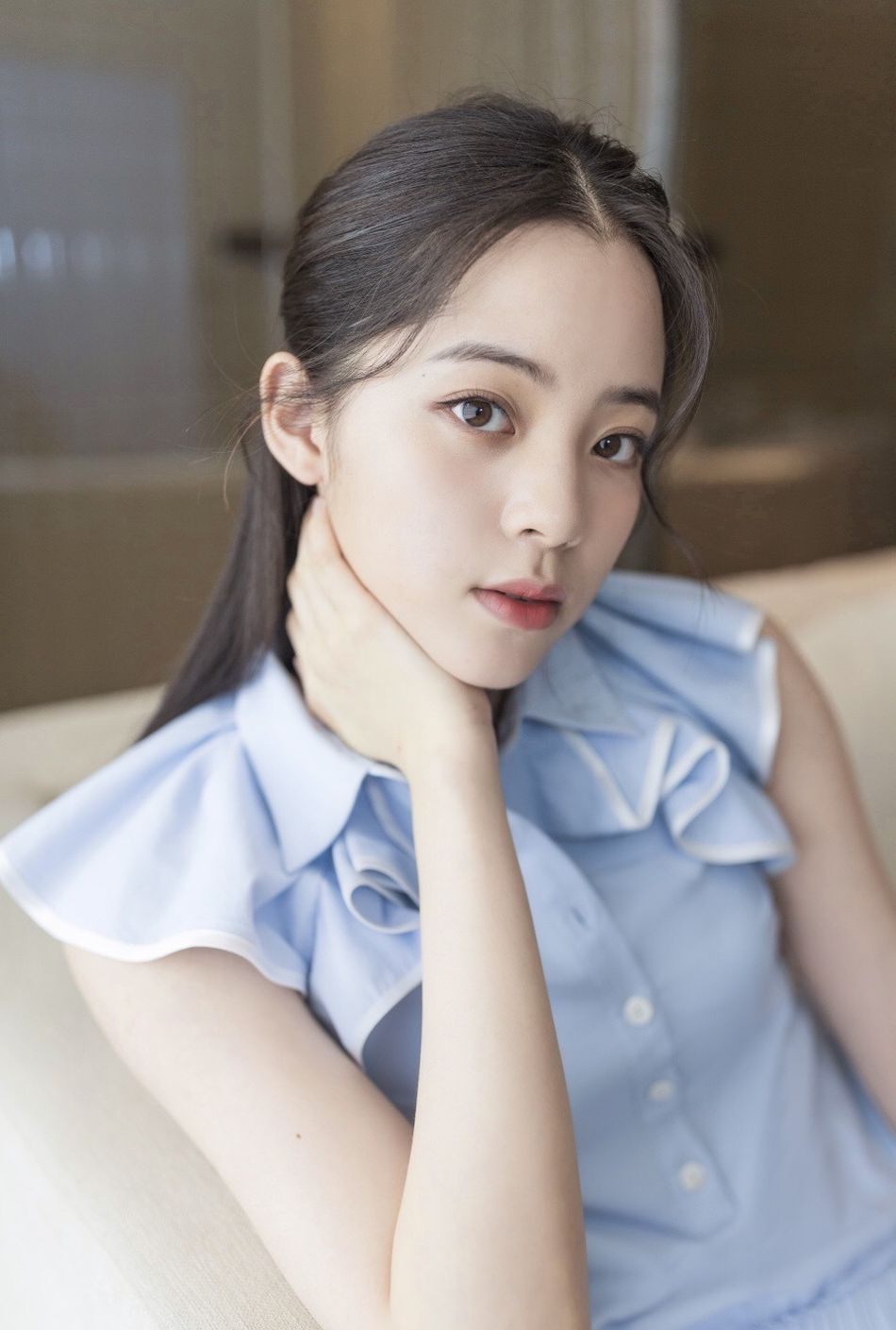 欧阳娜娜蓝色短裙秀细长美腿，甜美笑容相当有活力