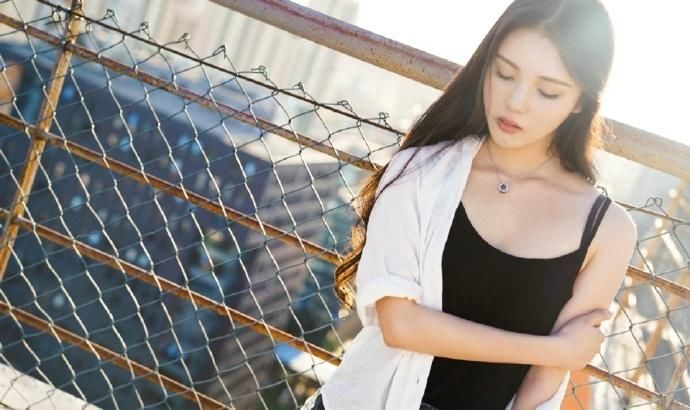 高颜值长发背心美女养眼天台写真图片