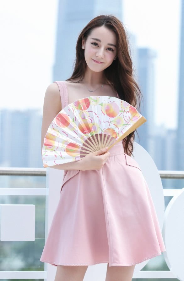 迪丽热巴真辛苦，穿15cm高跟鞋还没防水台，完全是用脚趾走路