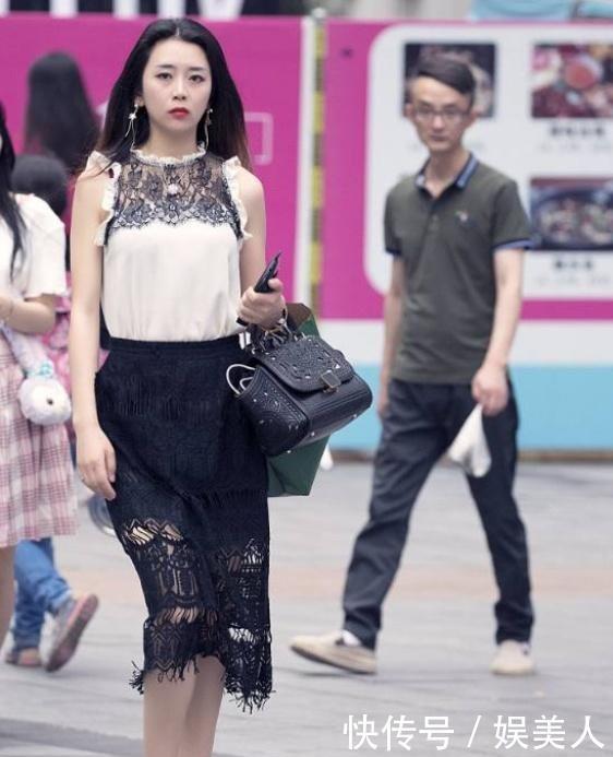  拍图：街拍图6一件浅色衬衫配上深色阔腿裤，看起来十分的干练有气质