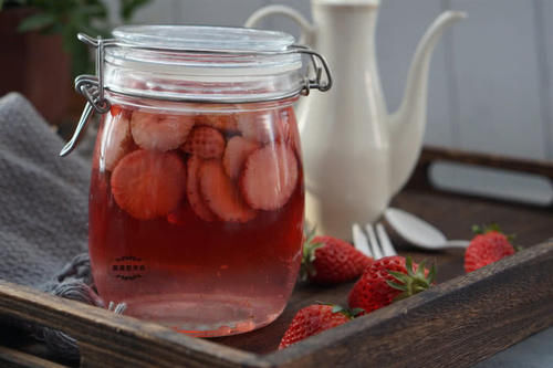  「草莓」草莓酒好喝有窍门，老妈30多年的秘方，滴滴香醇，解春困就靠它了