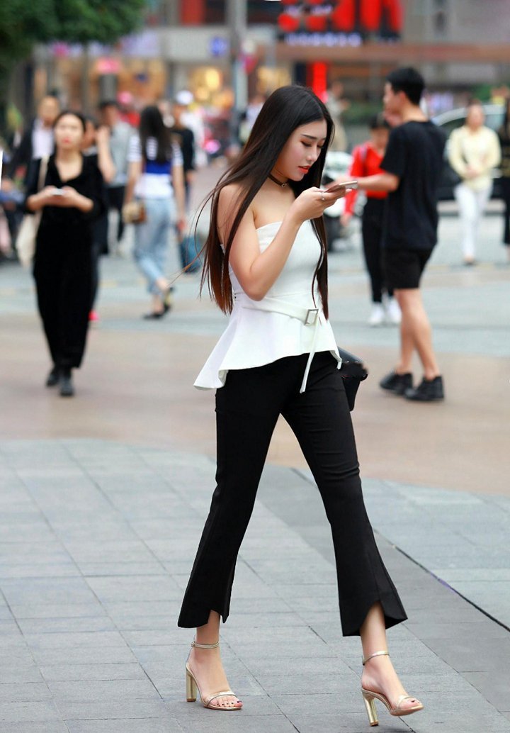 穿白色抹胸裙的小姐姐，优雅又迷人！